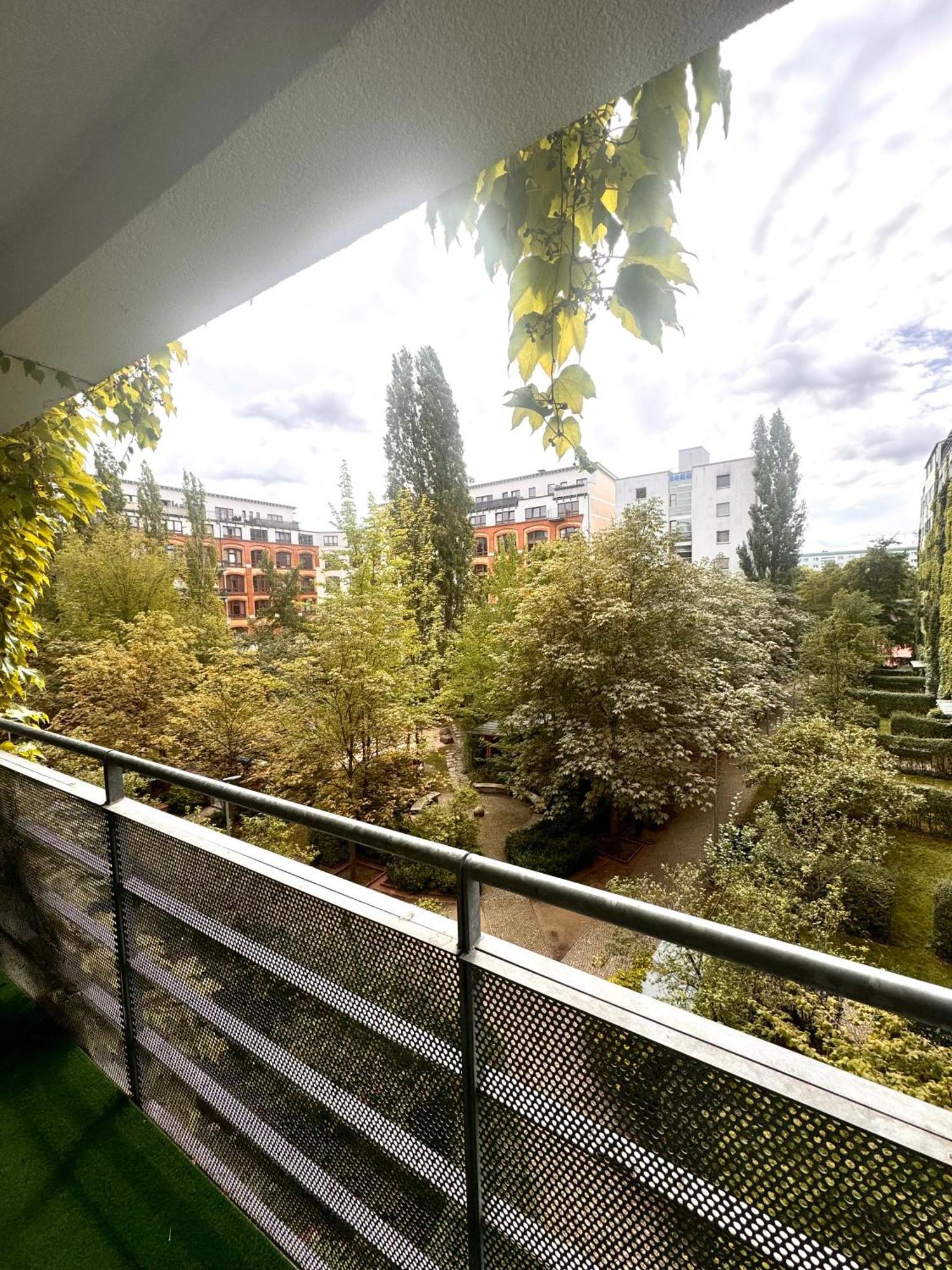 Mosh - Friedrichshain - Alexanderplatz *